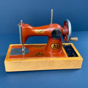 Kid&#39;s Vintage kleine manuelle Kinder Nähmaschine Orange Metall Mini Nähspielzeug Nähen Studio, modiste Nadelerin Atelier Dekor Näherin