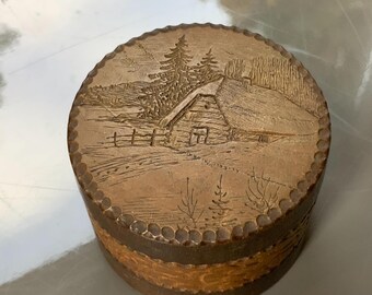 Caja de madera grabada a mano: paisaje de pueblo vintage