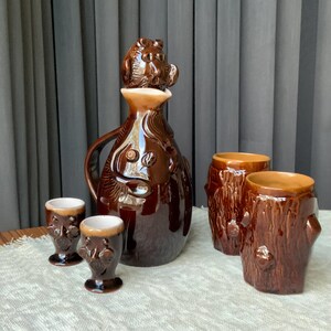Ensemble de carafes à décanter en céramique : verres à liqueur et vases de la Baltique