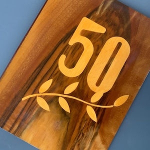 Estuche de madera para colocar felicitaciones por el 50 aniversario, Marquetería artesanal, marquetería en madera, taracea en madera, regalo de 50 cumpleaños.