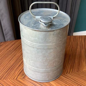 Blikken oliegasblik gallon, vintage groot olie- en benzineblik, gemaakt in de USSR, boerderijdecor uit het Sovjettijdperk