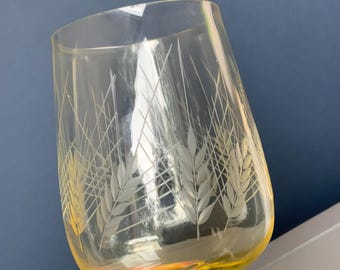Großes gelbes Glas 600ml mit gravierten Roggenähren und geätztem Weizenmotiv.