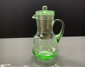 Grand pichet vert en verre avec couvercle, carafe. 1,2 L