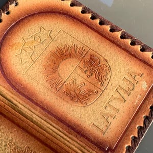 Étui pour passeport, armoiries de la Lettonie, couvertures en cuir véritable vintage, format passeport, couverture en cuir faite main, années 80