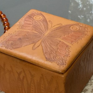Scatola vintage in pelle marrone con farfalla in rilievo, vecchio portagioie, scatola portaoggetti, portaoggetti, scatola in pelle retrò - scatola decorativa