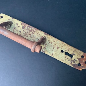 Rostigt metallhandtag till ladugårdsdörr - 1960-talets ytterdörrsbeslag
