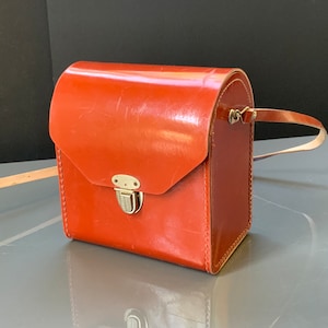 Borsa a tracolla vintage in pelle URSS per macchina fotografica o macchina fotografica, custodia rigida in pelle, chiusura in metallo anni '60