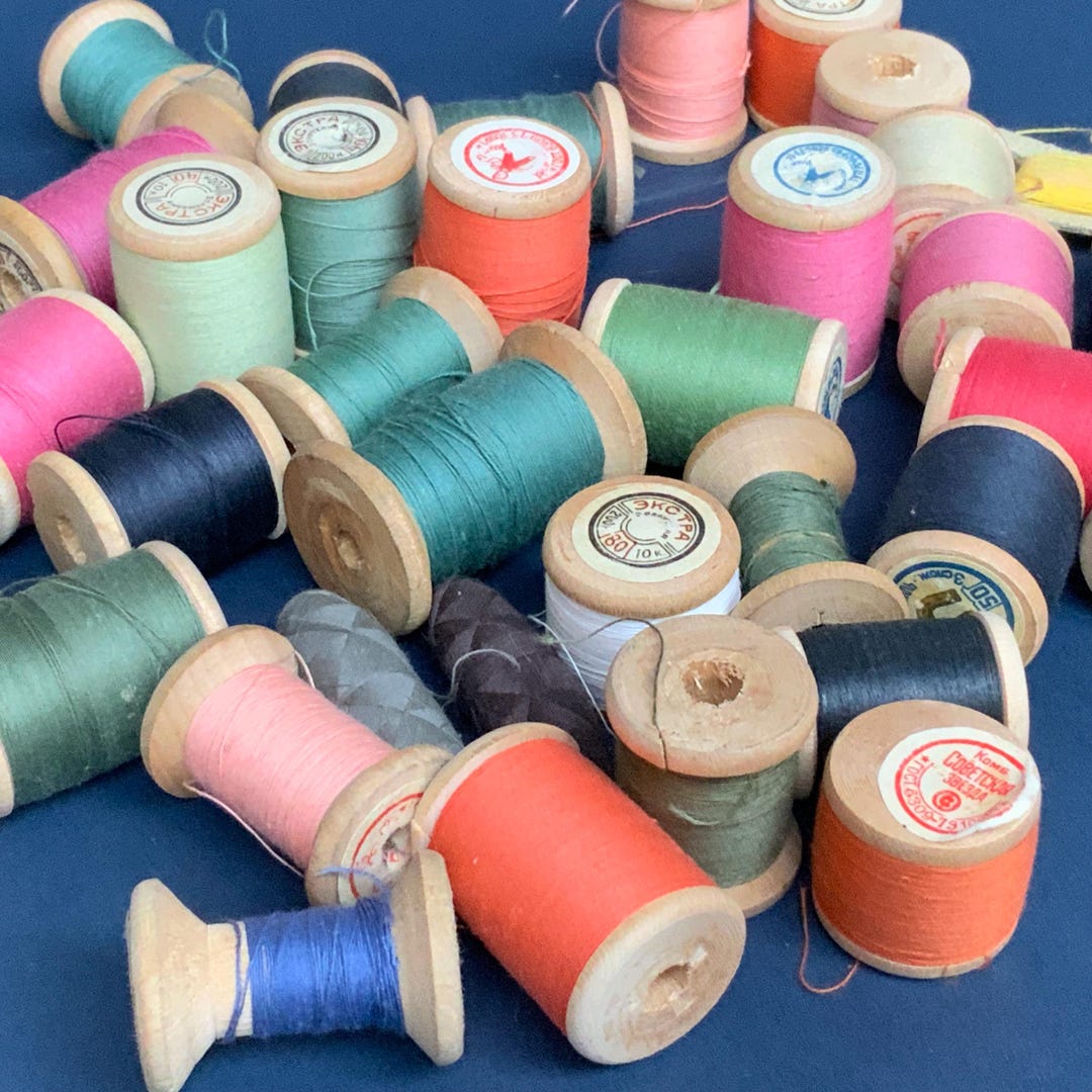 Un Panier En Osier Rempli De Fils De Différentes Couleurs Et De Bobines
