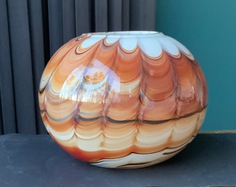 Vas med virvlande glaskula: Flerfärgad dekorativ skål (18,5 x 15,5 cm)