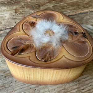 Vintage brown leather box with feathers, old Jewelry box storage box, trinket box, retro leather box- decorative box- old leather box