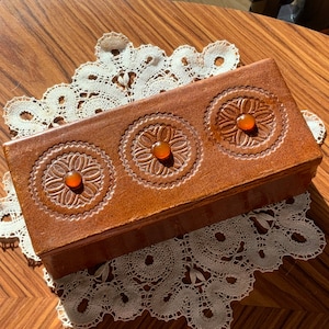 Scatola vintage in pelle marrone con ambre autentiche, vecchia scatola portagioie, scatola portaoggetti, scatola in pelle retrò, scatola decorativa, vecchia scatola in pelle,