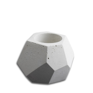 Könnte beinhalten: Ein weißer geometrischer Betontopf mit rauer Textur. Der Topf hat eine breite, runde Öffnung oben.