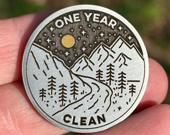 Arroyo de montaña de noche / Moneda de plata personalizable de sobriedad / Cualquier aniversario en el anverso / Cualquier cita + fecha en el reverso