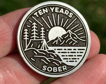 Tienda de campaña en un lago tranquilo al amanecer / Moneda de plata personalizable de sobriedad / Cualquier aniversario en el frente / Cualquier cita + fecha en el reverso