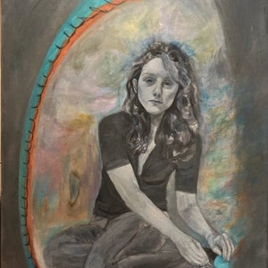 Może przedstawiać: Malowidło przedstawiające kobietę siedzącą wewnątrz dużego, kolorowego, zszytego owalu. Kobieta ma na sobie czarną koszulę i ciemne spodnie. Trzyma w rękach igłę i nić.