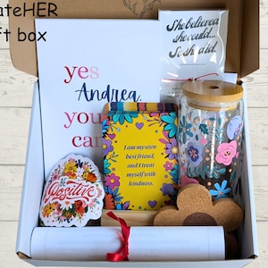 Caja de Regalo Girl Power: Set de Empoderamiento con Tarjetas de Afirmación, Vaso, Pulsera y Más. Para niñas y mujeres.
