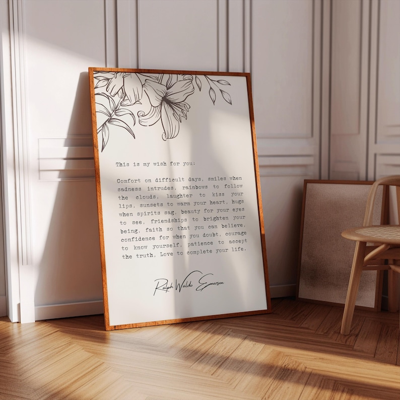 Op de afbeelding: Een zwart-witte printbare wanddecoratie met een bloemenontwerp en een citaat van Ralph Waldo Emerson. Het citaat luidt: "Dit is mijn wens voor jou: Troost op moeilijke dagen, glimlachen wanneer verdriet zich insluipt, regenbogen om de wolken te volgen, gelach om je lippen te kussen, zonsondergangen om je hart te warmen, knuffels wanneer de moed zakt, schoonheid voor je ogen om te zien, vriendschappen om je wezen te verlichten, geloof zodat je kunt geloven, zelfvertrouwen voor wanneer je twijfelt, moed om jezelf te kennen, geduld om de waarheid te accepteren. Liefde om je leven te voltooien."