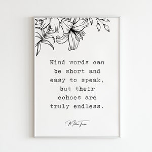 Puede incluir: Arte de pared imprimible en blanco y negro con un diseño floral y una cita: "Las palabras amables pueden ser cortas y fáciles de decir, pero sus ecos son verdaderamente infinitos." La cita se atribuye a la Madre Teresa.