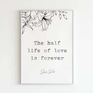 Puede incluir: Impresión de arte imprimible en blanco y negro con un diseño floral en la parte superior y la cita "La mitad de la vida del amor es para siempre" con la firma "Janet Davis" en la parte inferior.
