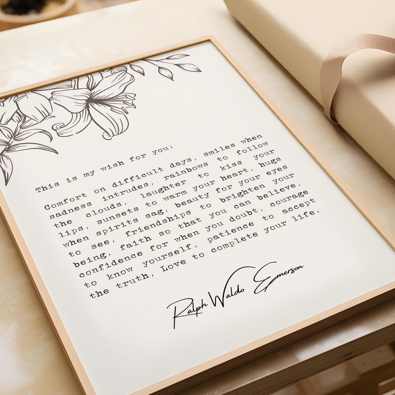 Op de afbeelding: Een zwart-witte printbare quote van Ralph Waldo Emerson over troost, glimlachen en het vinden van schoonheid in het leven. De quote is omlijst met een eenvoudig bloemmotief.