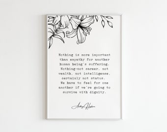 Pode incluir: Um cartaz de citação imprimível em preto e branco com um design floral no topo. A citação diz "Nada é mais importante do que a empatia pelo sofrimento de outro ser humano. Nada - nem a carreira, nem a riqueza, nem a inteligência, certamente não o status. Temos que sentir pelos outros se vamos sobreviver com dignidade." A citação é atribuída a "Audrey Hepburn".