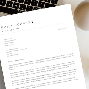 K&ouml;nnte beinhalten: Ein formeller Bewerbungsbrief f&uuml;r eine Stelle als frischgebackene Krankenschwester. Der Brief ist an einen Personalchef gerichtet und enth&auml;lt den Namen des Bewerbers, seine Kontaktdaten und eine kurze Zusammenfassung seiner Qualifikationen.