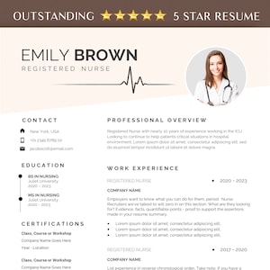 Op de afbeelding: Een cv-sjabloon met een witte achtergrond en een licht perzikkleurige rand. Het cv is voor Emily Brown, een geregistreerde verpleegkundige. Het cv bevat contactgegevens, opleiding, certificeringen en werkervaring. Het cv bevat ook een professioneel overzicht en een 5-sterrenbeoordeling.