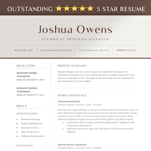 Puede incluir: Una plantilla de currículum vitae blanco y dorado con un fondo de mármol. El currículum es para Joshua Owens, gerente de programa técnico. El currículum incluye información de contacto, educación, experiencia laboral, habilidades y un resumen del perfil.