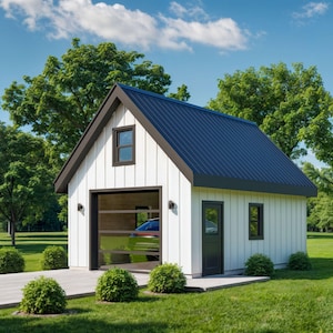 Pode incluir: Uma garagem branca independente com um telhado de metal azul escuro e acabamentos pretos. A porta da garagem está aberta, revelando um vislumbre de um carro verde no interior. O edifício é rodeado por relva verde, árvores e pequenos arbustos.