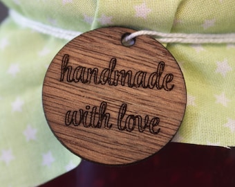 Pendentif en bois, étiquette cadeau, fait main avec amour, fait main