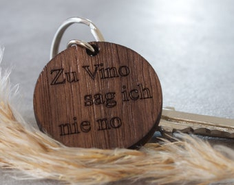 Gravierter Schlüsselanhänger „zu Vino sag ich nie no" aus Holz, Wallnussholz, Holzanhänger Lasergravur, Schlüsselbund, Wein, Weinliebhaber