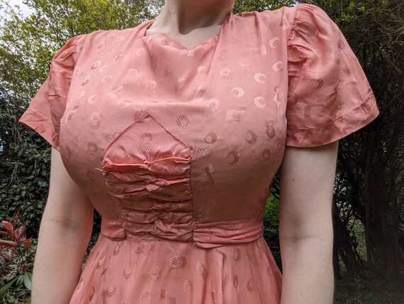 Vintage 1930s peach orange / pink fit and flare p… - image 4