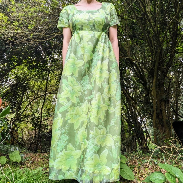 Vintage 1960er Frühlings-Maxikleid mit grünem Lilien-Blumendruck. Kleid im Regency-Stil im Empire-Stil der 60er Jahre. Größe UK 10 12 / Klein - Mittel