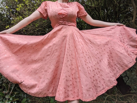 Vintage 1930s peach orange / pink fit and flare p… - image 3