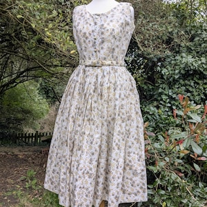 Vintage 1950s white, yellow and grey floral fit and flare sun dress with belt. 50s cotton summer dress. Size UK 8