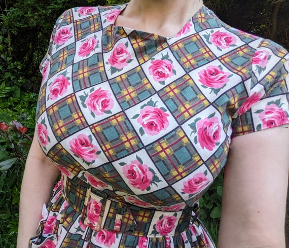 Vintage 1950s pink and green floral checked cotto… - image 4