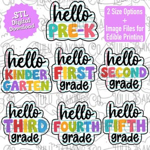 Pode incluir: Uma coleção de designs gráficos digitais com o texto hello PRE-K, hello KINDERGARTEN e hello seguido dos graus do primeiro ao quinto. Cada design imita papel de caderno pautado com letras coloridas e em negrito e uma linha de margem vermelha.