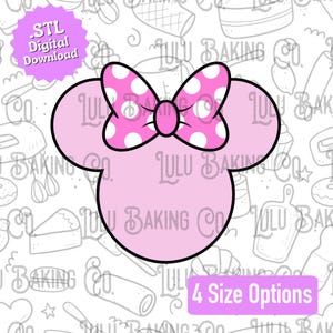 Può includere: Un contorno di tagliabiscotti rosa chiaro a forma di testa di topo con un grande fiocco a pois bianchi. L'immagine include una grafica a stella viola con il testo .STL Digital Download e un rettangolo viola con 4 Size Options.