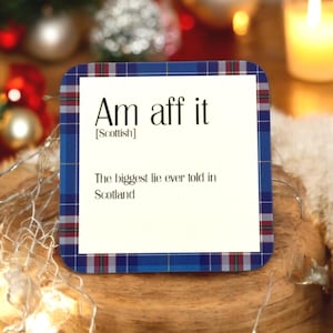 Può includere: Un sottobicchiere in tartan blu e rosso con il testo "Am aff it [Scottish] The biggest lie ever told in Scotland".