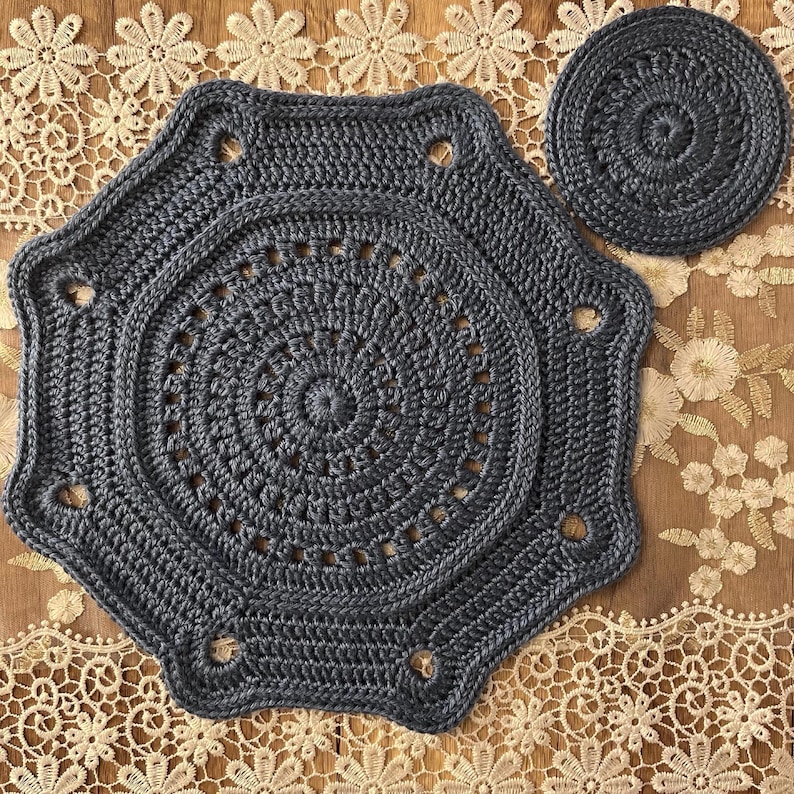 Puede incluir: Un juego de dos art&iacute;culos de ganchillo gris oscuro hechos a mano. Uno es un gran mantel individual octogonal con agujeros decorativos y un centro circular. El otro es un posavasos redondo a juego. Ambos art&iacute;culos est&aacute;n hechos a mano.