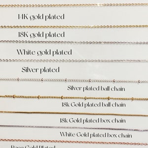 Puede incluir: Primer plano de diez estilos de cadena diferentes en varios acabados de oro y plata. Las cadenas est&aacute;n etiquetadas con su metal y estilo, incluyendo chapado en oro de 14 quilates, chapado en oro de 18 quilates, chapado en oro blanco, chapado en plata, cadena de bolas chapada en plata, cadena de bolas chapada en oro de 18 quilates, cadena de caja chapada en oro de 18 quilates, cadena de caja chapada en oro blanco y chapado en oro rosa.