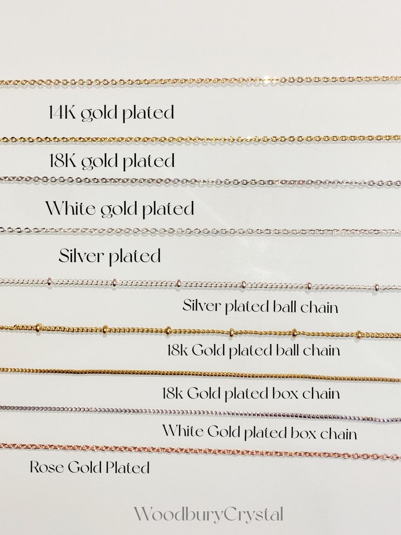Puede incluir: Primer plano de diez estilos de cadena diferentes en varios acabados de oro y plata. Las cadenas est&aacute;n etiquetadas con su metal y estilo, incluyendo chapado en oro de 14 quilates, chapado en oro de 18 quilates, chapado en oro blanco, chapado en plata, cadena de bolas chapada en plata, cadena de bolas chapada en oro de 18 quilates, cadena de caja chapada en oro de 18 quilates, cadena de caja chapada en oro blanco y chapado en oro rosa.