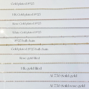 Puede incluir: Primer plano de diferentes tipos de collares de cadena, incluyendo plata de ley, chapado en oro, chapado en oro rosa, chapado en oro blanco y oro de 14 quilates. Las cadenas est&aacute;n dispuestas en filas, con el tipo de cadena listado debajo de cada fila. La imagen tambi&eacute;n incluye el texto "Woodbury Crystal".