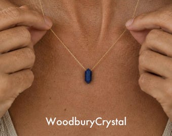 Naturalny naszyjnik z lapis lazuli | Delikatny naszyjnik z niebieskim kryształem | Wisiorek z sześciokątnym kamieniem szlachetnym | Minimalistyczny złoty naszyjnik | Prezent dla niej