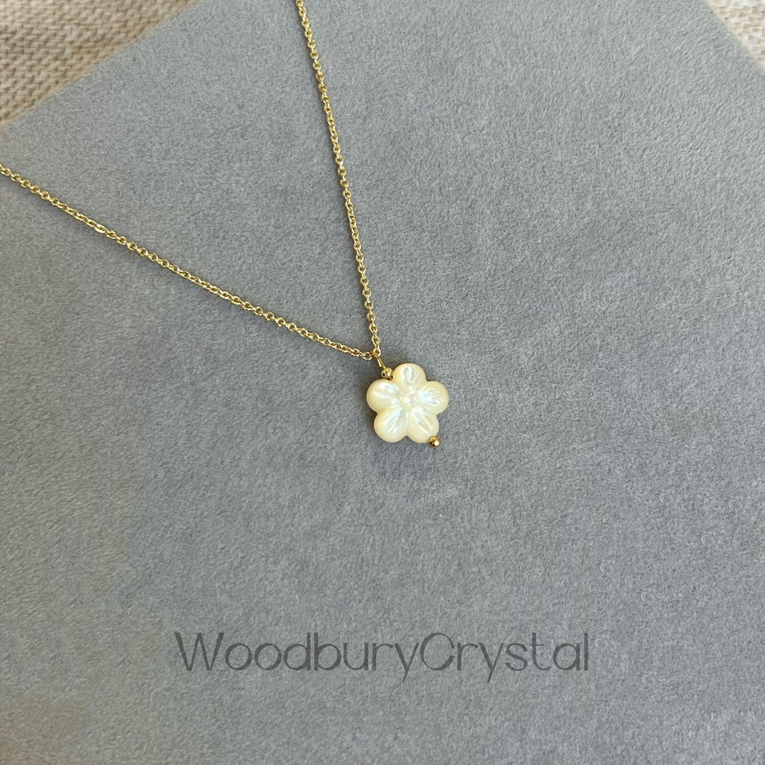 Papillon Delicate Necklace with Mother of Pearl