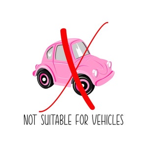 Op de afbeelding: Een roze cartoonauto met zwarte wielen en een rood 'X'-symbool tegen een witte achtergrond. De tekst 'NOT SUITABLE FOR VEHICLES' staat onder de auto in zwarte, handgeschreven lettertype.