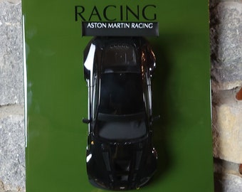 Carro modelo Aston Martin Vantage V12 GT3 Diecast - Suporte de parede feito à mão