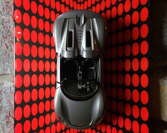 Porsche 918 Spyder 1/18 Diecast em um suporte de parede pintado à mão