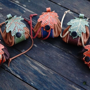 Petite pochette en cuir faite à la main, pochette de pièces de monnaie en cuir, sac de pièces de monnaie, sac à cordon de pochette en cuir, pochette de dés, sac à bijoux, sac de pochette en cuir