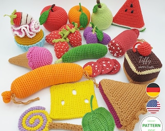 Könnte beinhalten: Häkel-Amigurumi-Lebensmittel-Musterset mit einer Vielzahl von bunten Lebensmitteln, darunter eine Wassermelone, eine Erdbeere, eine Birne, ein Brotlaib, ein Stück Käse, ein Lollipop, eine Banane, eine Gurke, ein Stück Kuchen und eine Wurst. Das Muster ist als PDF-Download erhältlich. "Tiffy Happy Crafts" steht auf dem Kuchen.